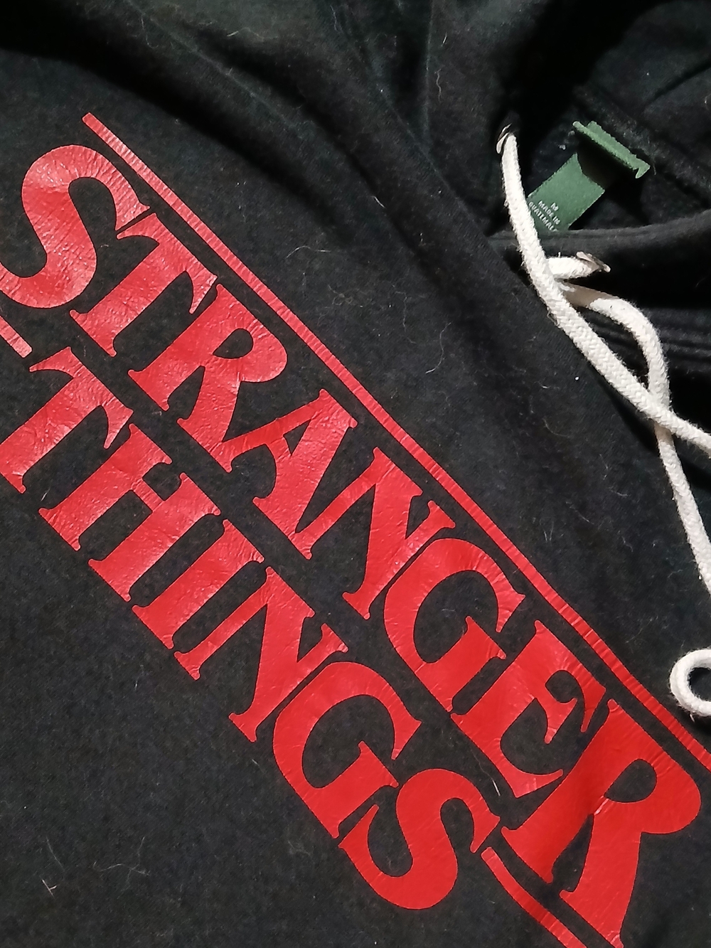 🚫wild fable x Stranger Things "Friends Don't Lie" Black & Red Cropped Hoodie, M - Picture 2 of 5